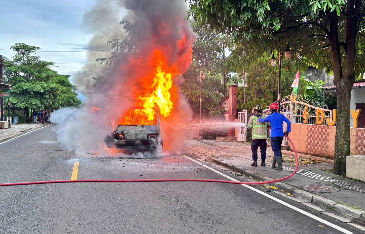 Petugas Damkar Kabupaten Magelang saat memadamkan kebakaran mobil di Borobudur