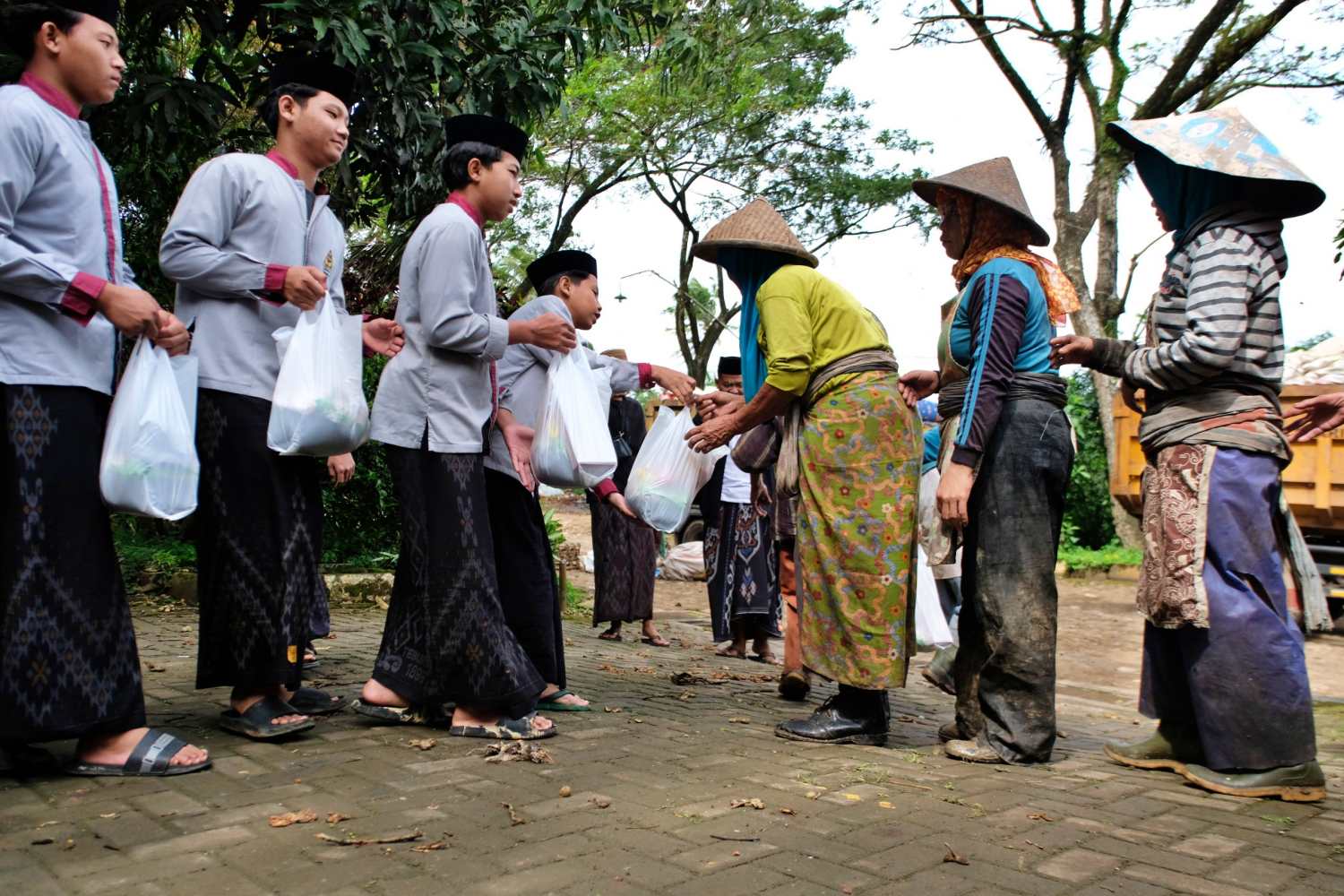 Santri Ponpes Tahfidz Al Musthofa Tebuireng 16 Gelar Aksi Sosial dan Peduli Lingkungan di TPA Sanggrahan