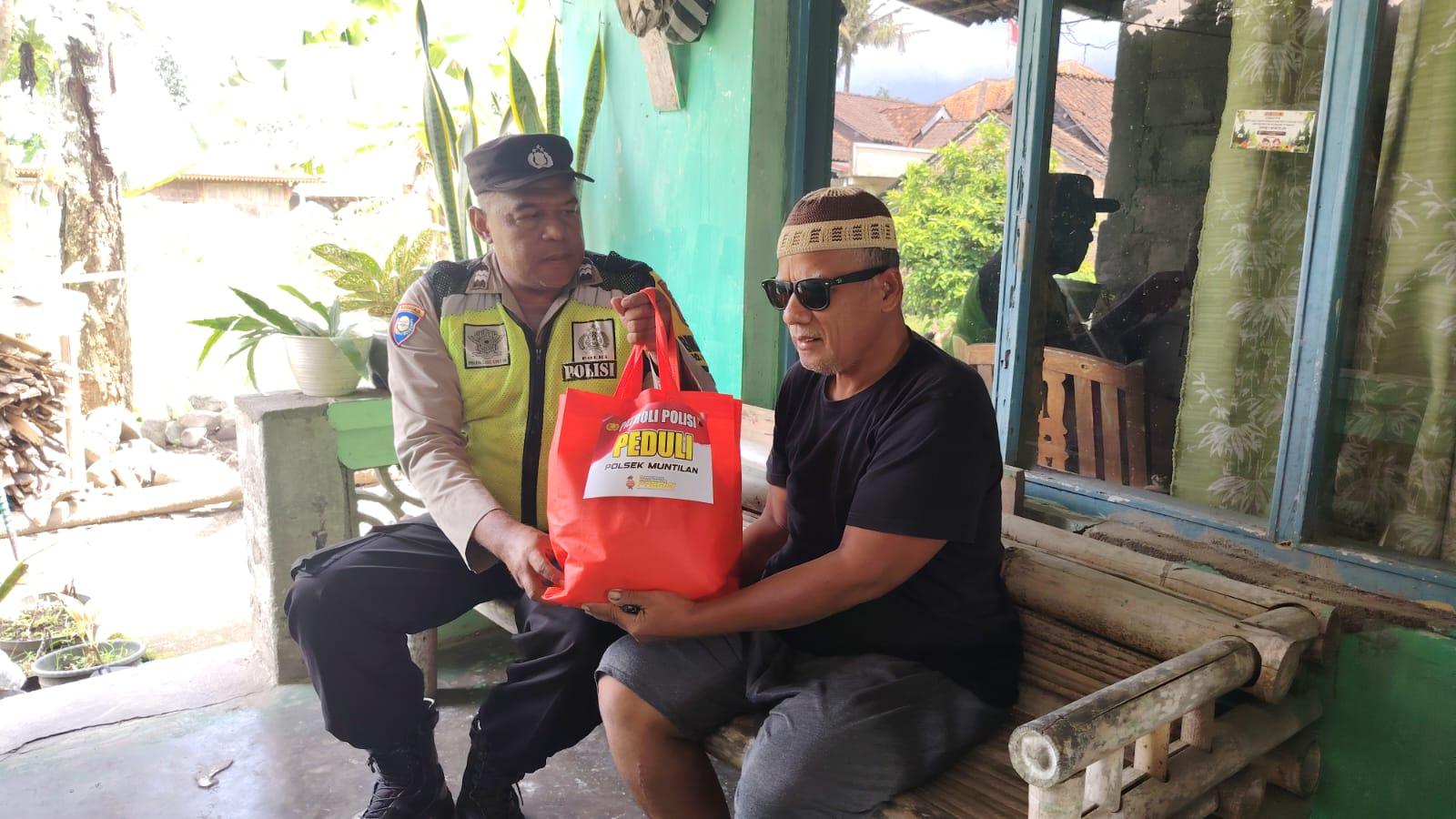 Setiap Pekan Polsek Muntilan Bagikan Sembako, Warga Terharu dengan Kepedulian Polisi