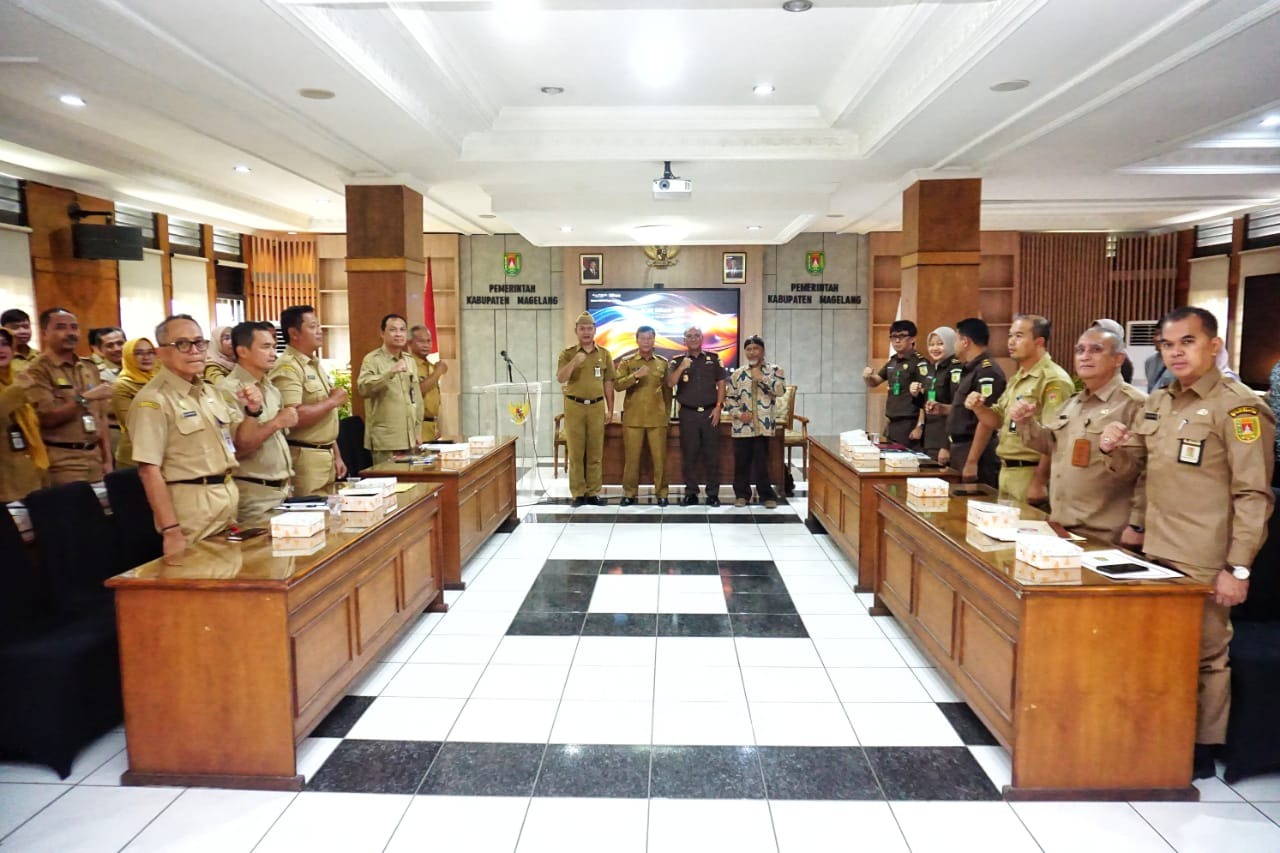 Wakil Bupati Magelang Sahid saat memberikan arahan pada acara Exit Meeting Pengadaan Barang dan Jasa Strategis Tahun 2025.