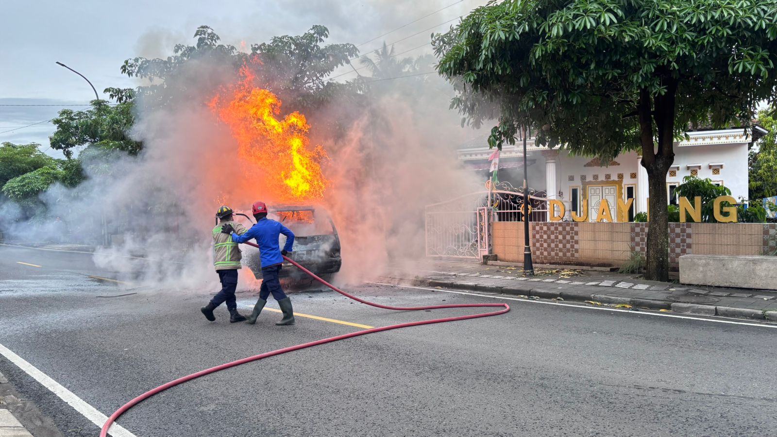 Kejadian sebuah kebakaran mobil di Borobudur 14 Januari 2026