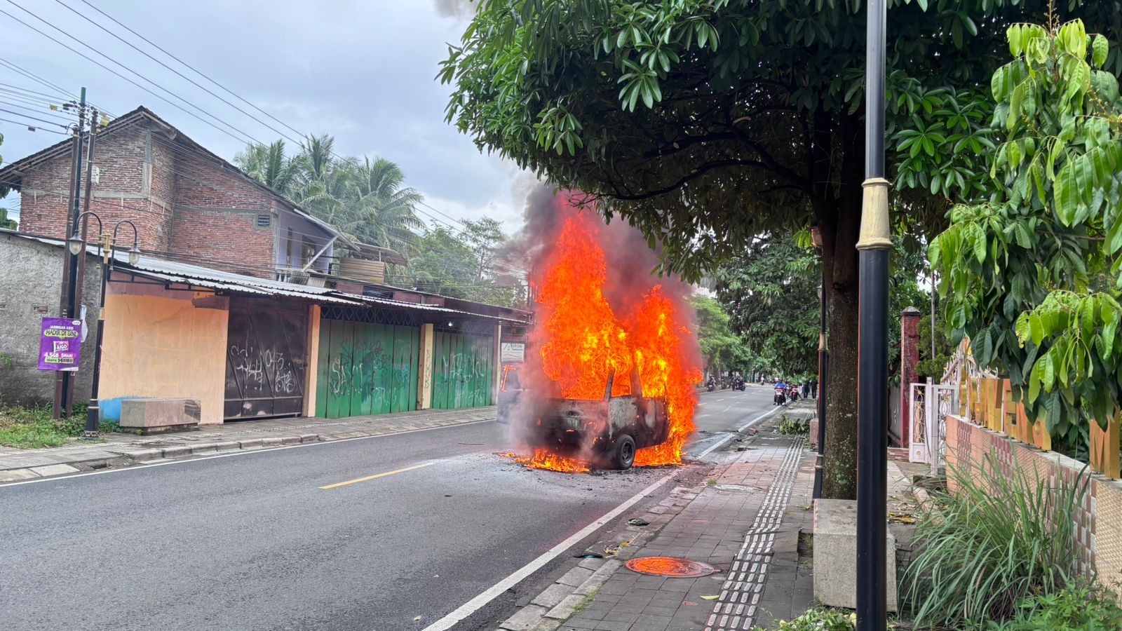 Kejadian sebuah kebakaran mobil di Borobudur 14 Januari 2026