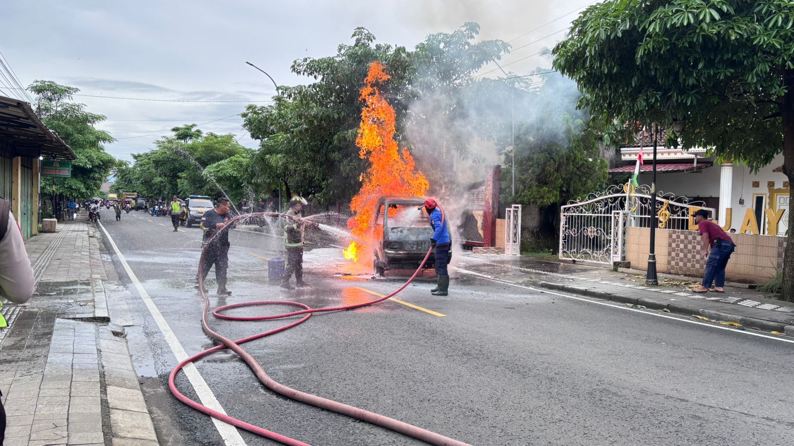Kejadian sebuah kebakaran mobil di Borobudur 14 Januari 2026