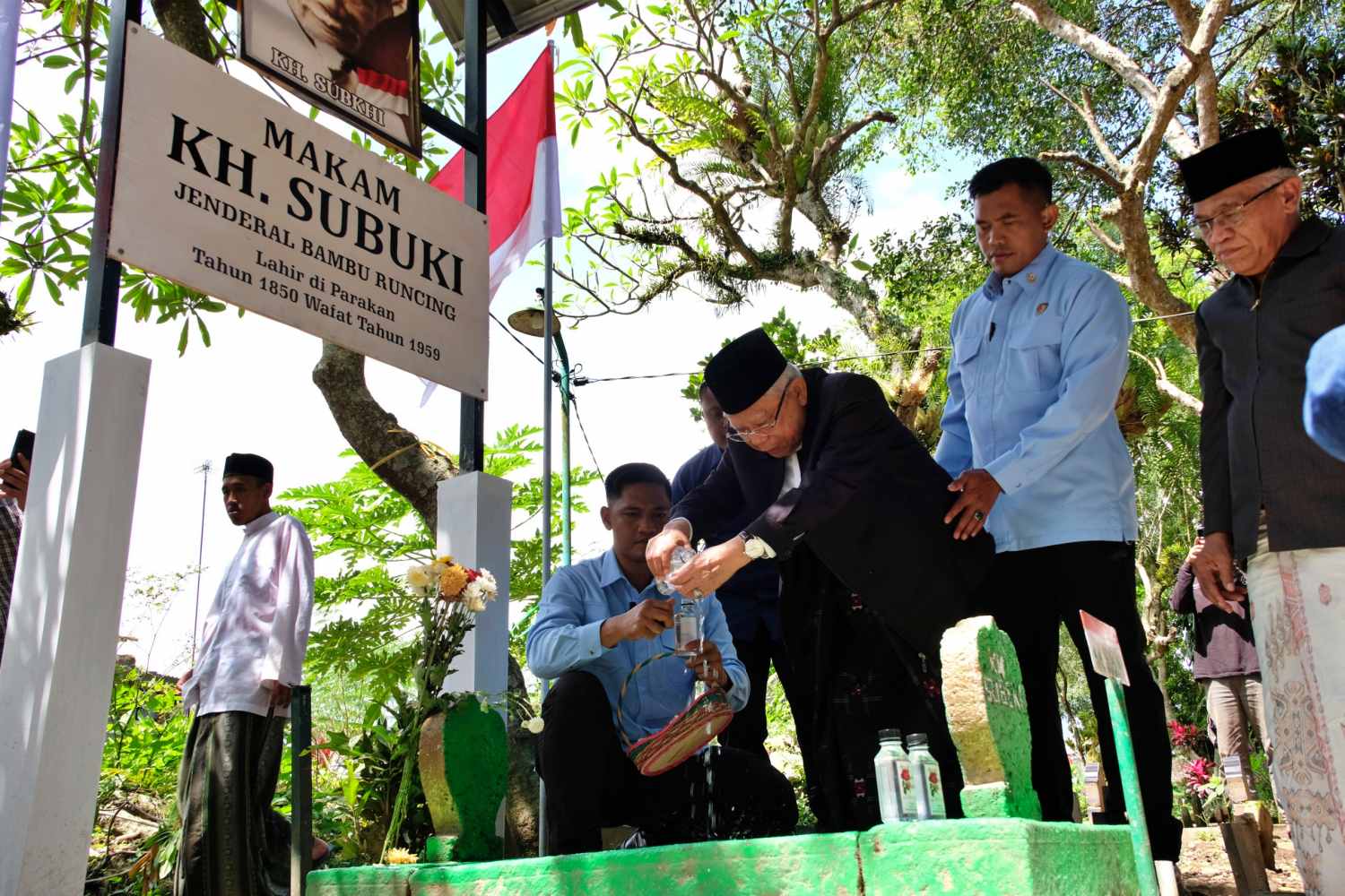 Ziarah ke Makam Kyai Subchi Parakan, Ma’ruf Amin Sebut Beliau Sangat Layak Jadi Pahlawan Nasional