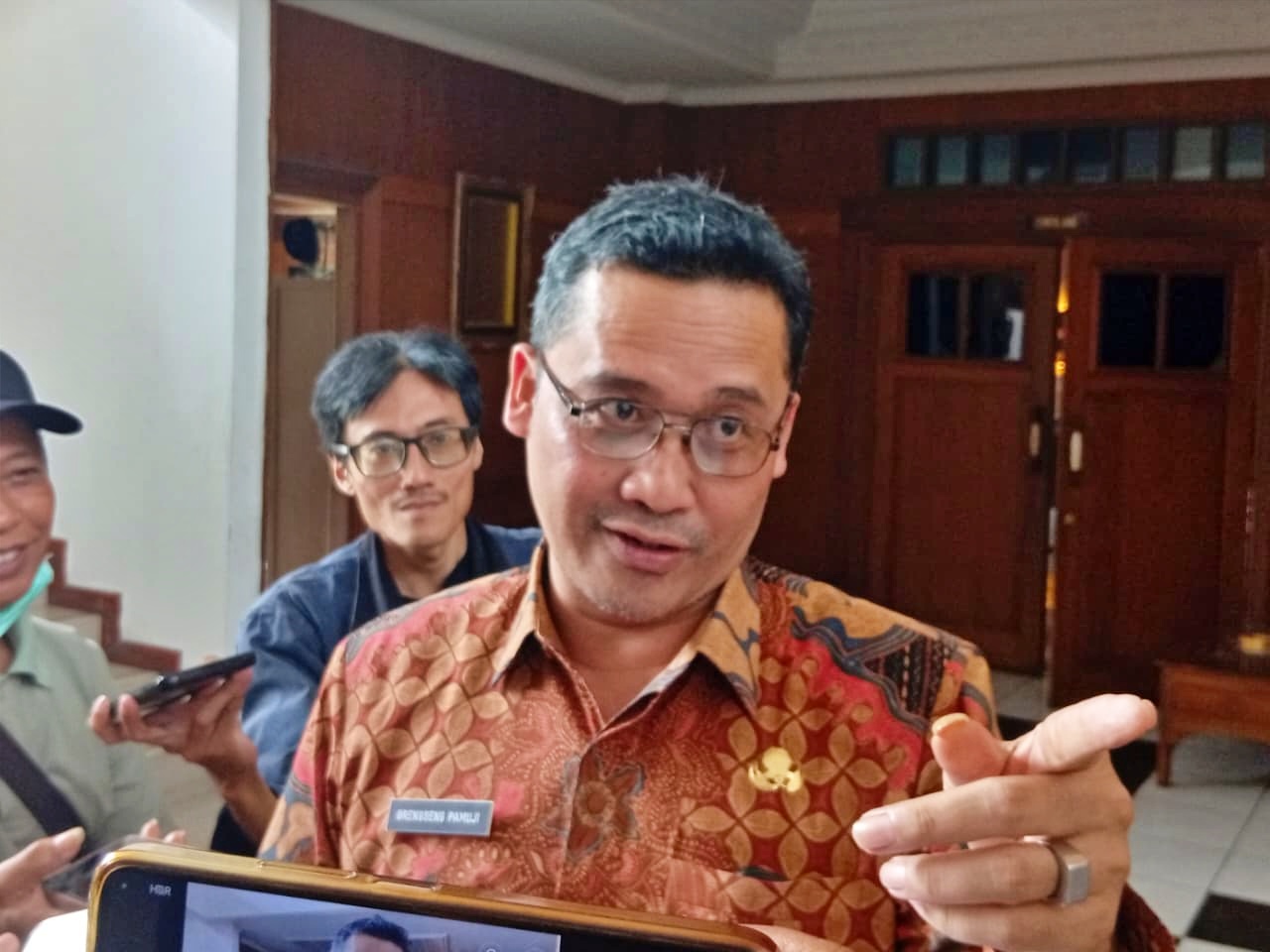 Bupati Magelang Grengseng Pamuji saat diwawancarai awak media