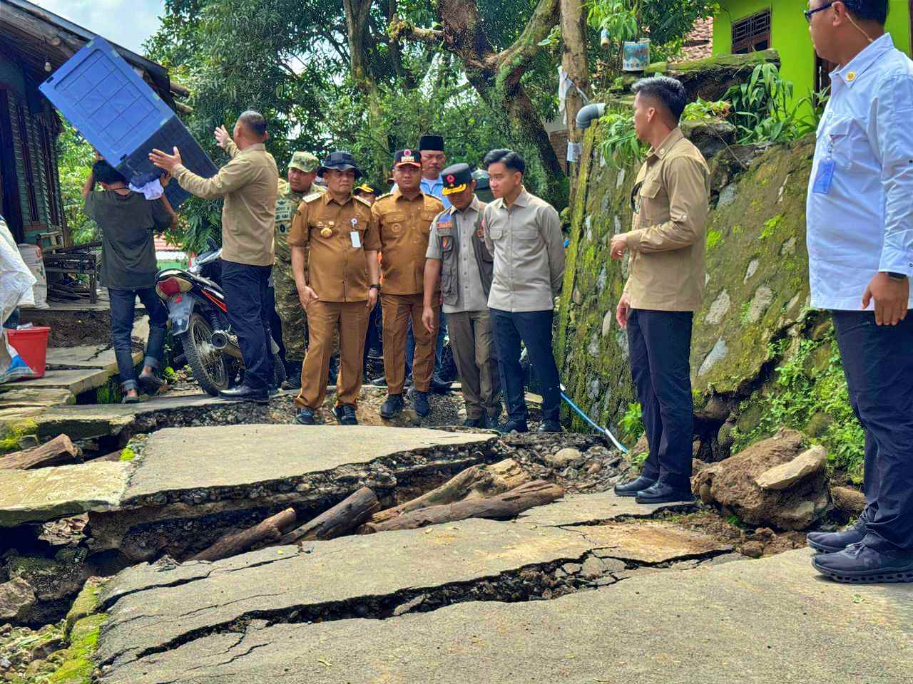 Gubernur Ahmad Luthfi Pastikan Warga Korban Tanah Bergerak Tegal dapat Rumah dan Sertifikatnya