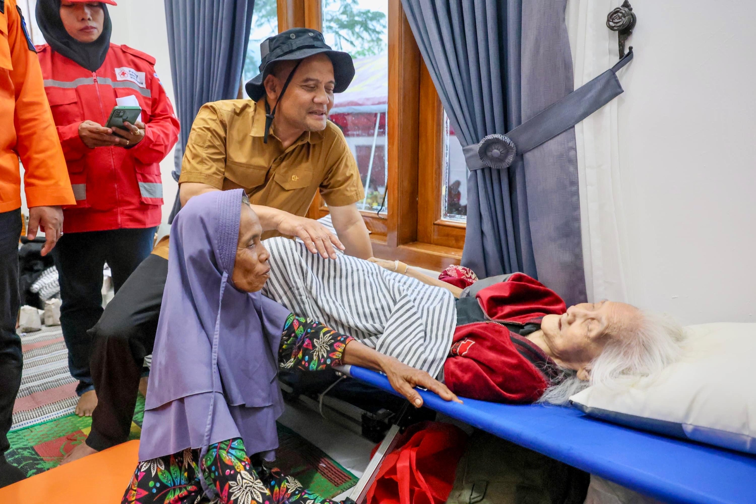 Gubernur Ahmad Luthfi Tinjau Pengungsi Tanah Gerak Tegal, Hunian Sementara Segera Disiapkan