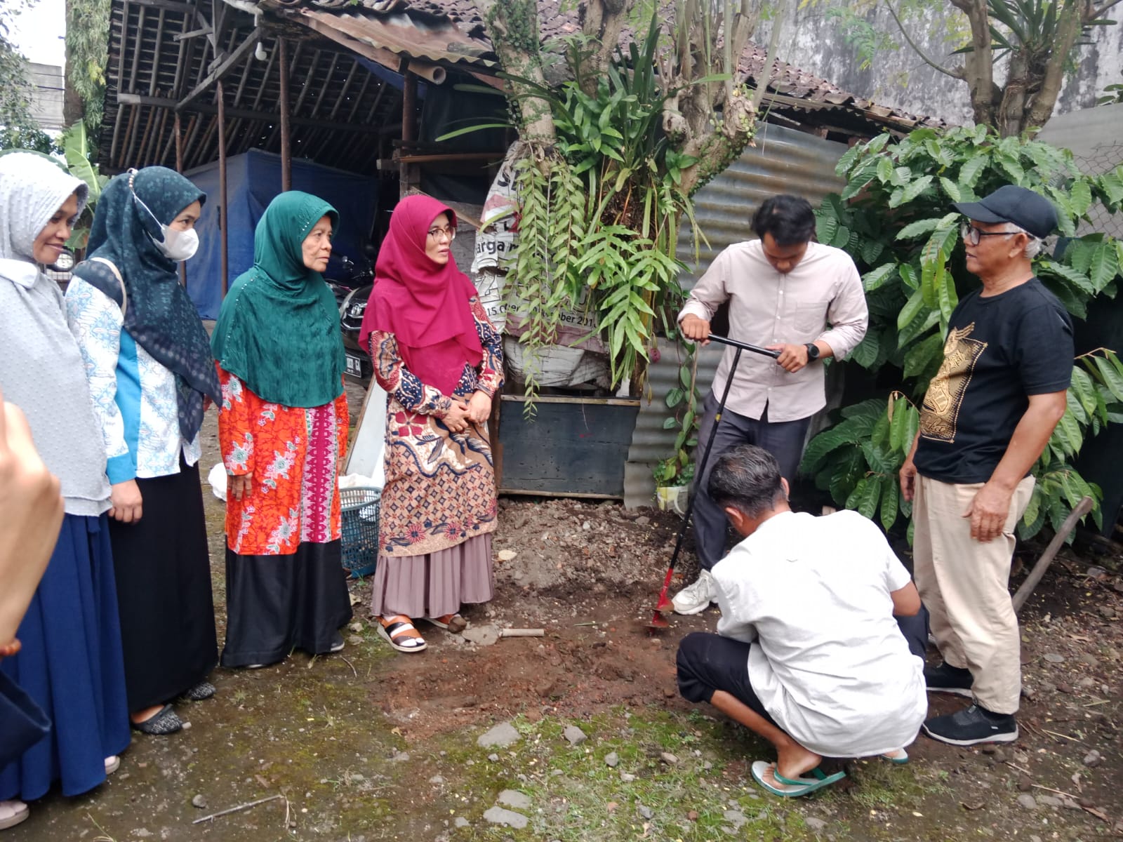 Optimalkan Pengelolaan Sampah, Aisyiyah Kedungsari Kota Magelang Bersama Unimma Gelar Pelatihan Pembuatan Biopori
