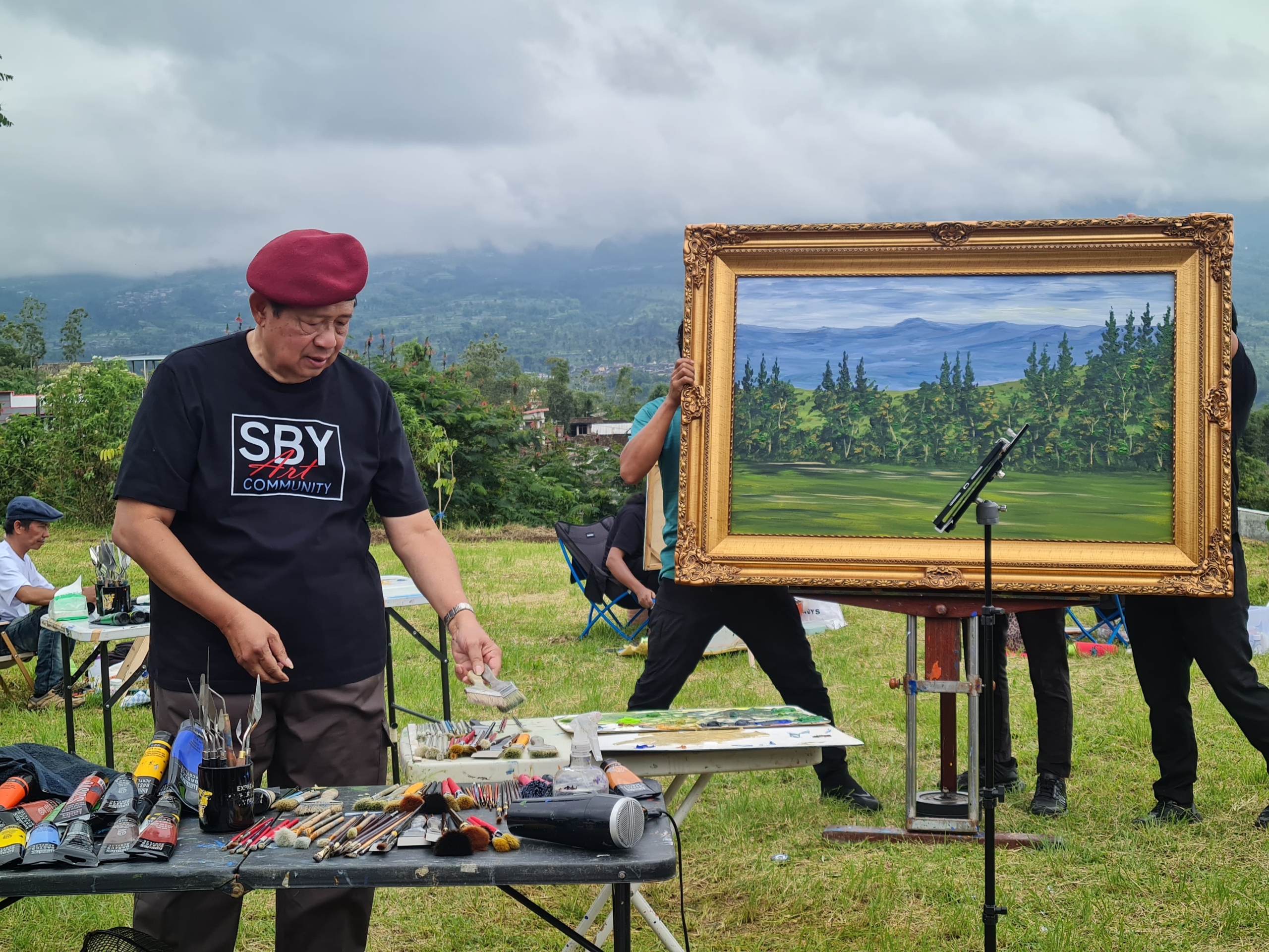 SBY Melukis Bareng Puluhan Seniman di Wonolelo Hill Camp Sawangan Magelang