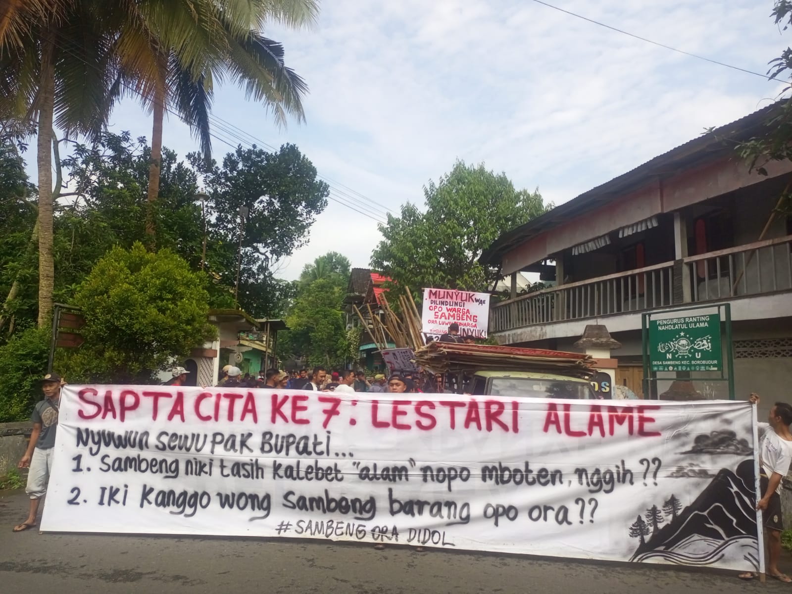 Tambang Tanah Uruk Ditolak, Ratusan Warga Sambeng Gelar Kerja Bakti Pasang 100 Spanduk