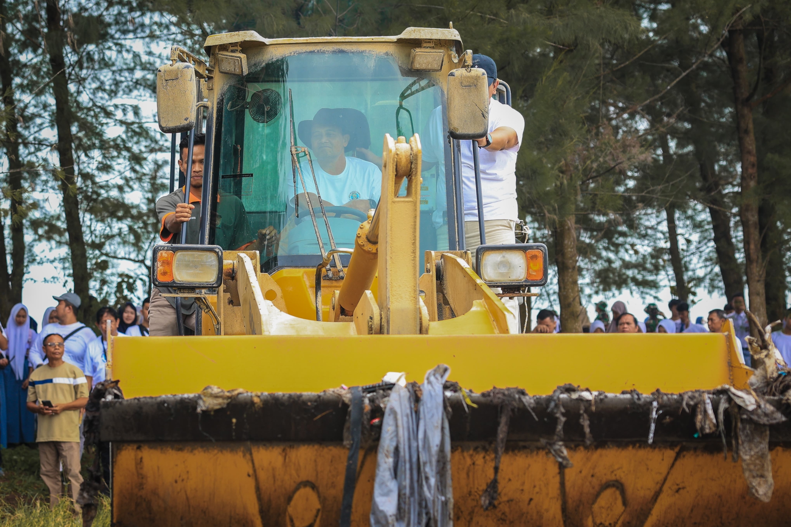 Aksi Bersih Sampah, Gubernur Luthfi Bersama Ribuan Orang Canangkan Gerakan Jawa Tengah ASRI