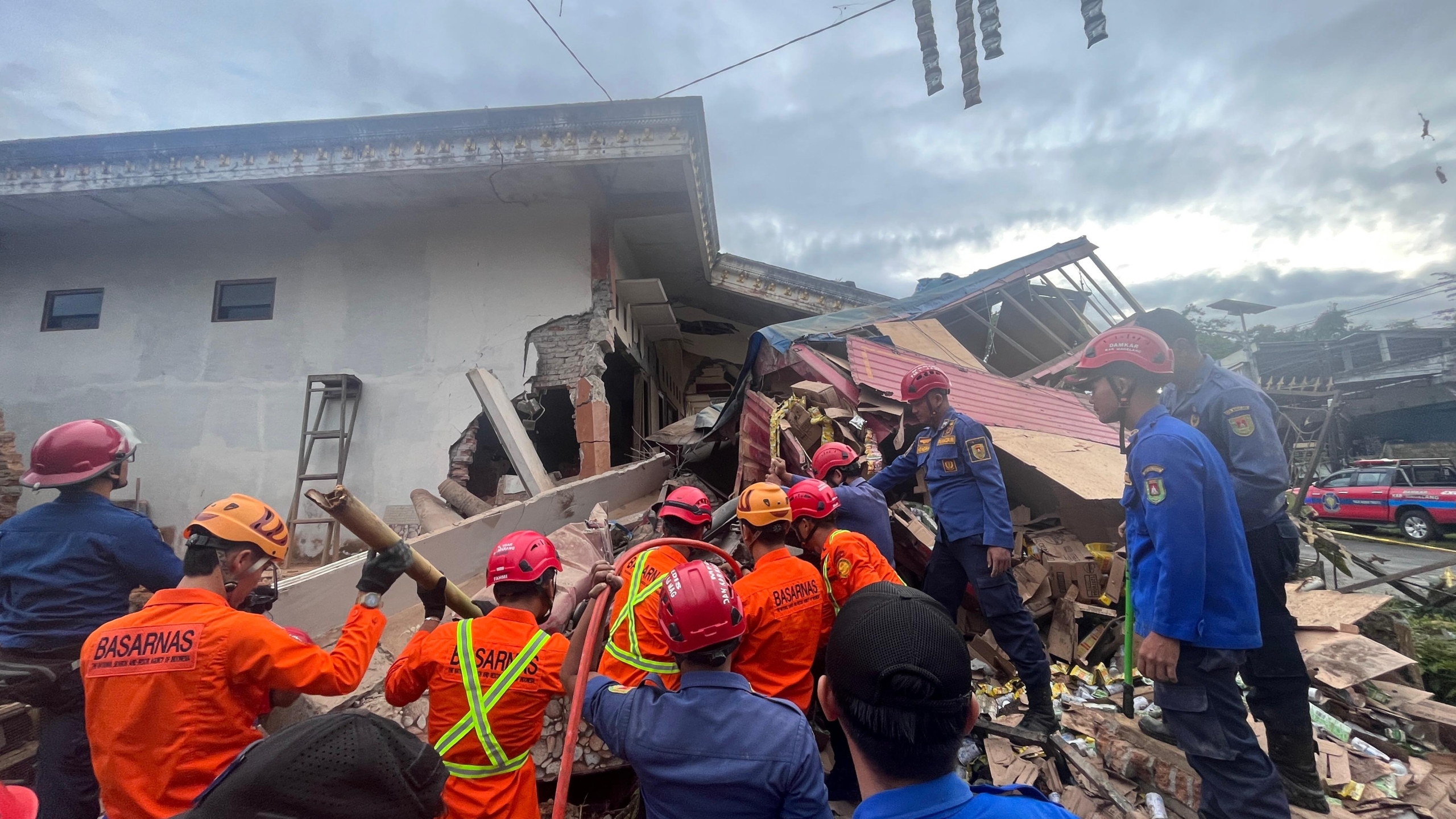 Truk Tronton Oleng di Pakis Magelang, Rusak Dua Rumah Warga