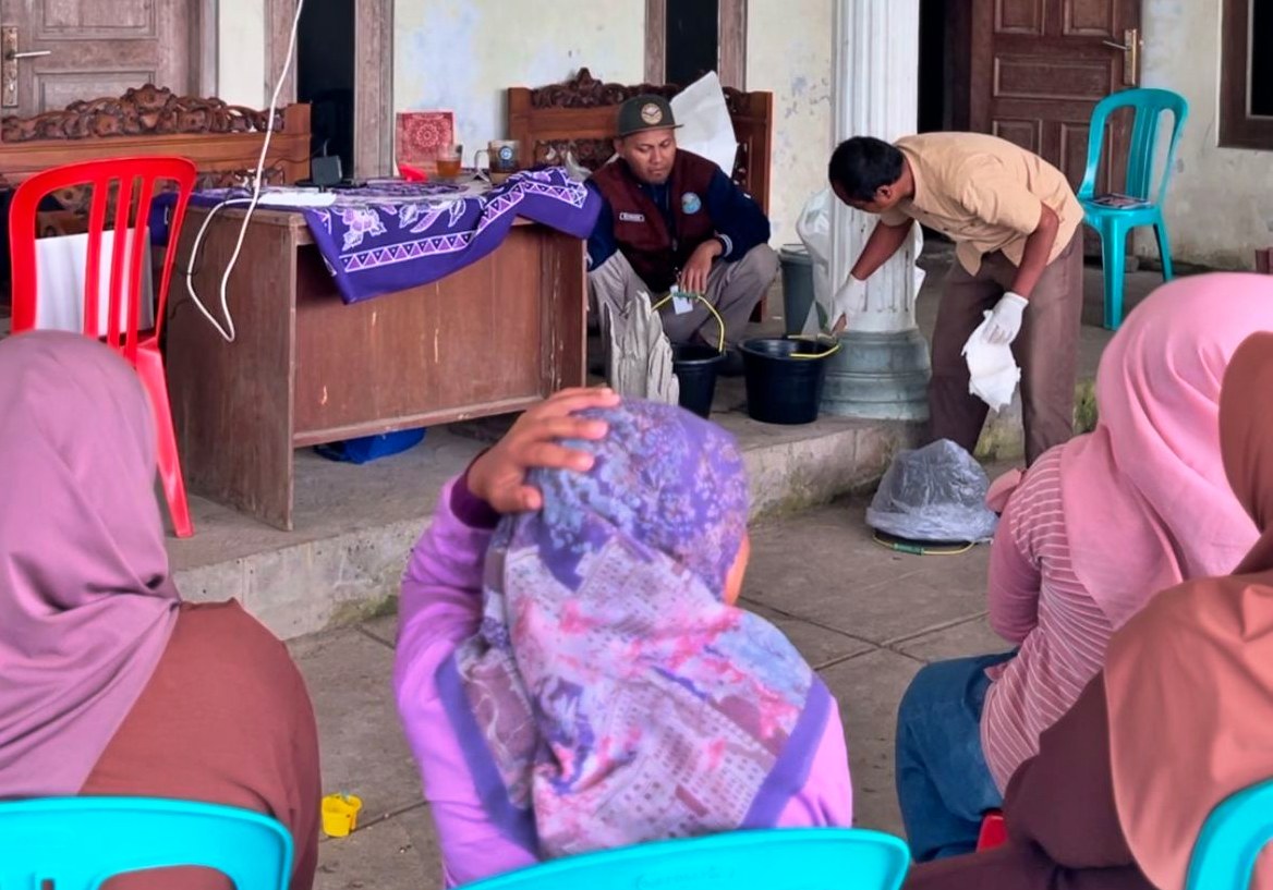 Inovatif! KKN Tematik II UNIMMA 2026 Latih Warga Banyuroto Buat Pot Bunga dari Material Popok Pampers