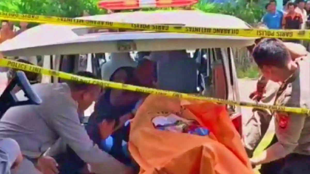 Kasus suami bunuh istri di Desa Air Kopras, Kecamatan Pinang Belapis, Kabupaten Lebong, Bengkulu. Jenazah korban saat hendak dibawa ke RSUD Lebong
