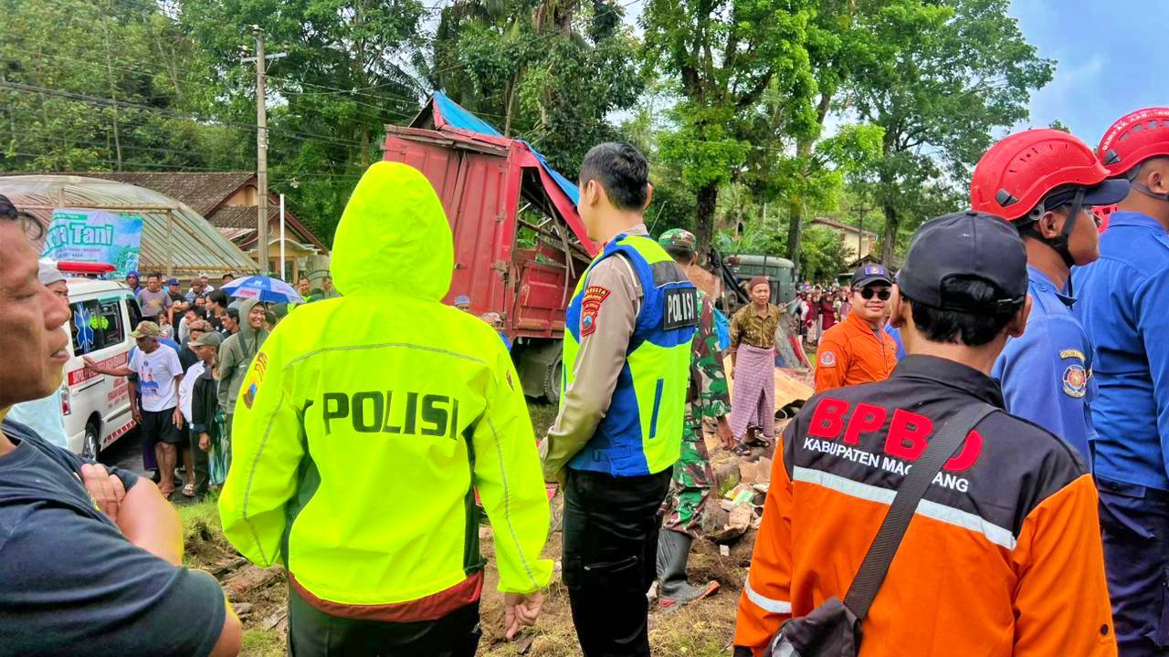 Proses evakuasi truk tronton yang kecelakaan di Pakis Magelang
