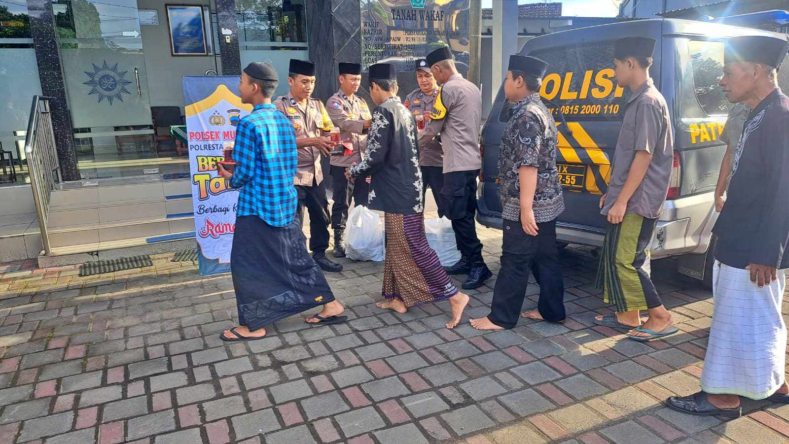 Tak Hanya Jaga Kamtibmas, Polsek Muntilan Hadir Berbagi di Bulan Suci Ramadan
