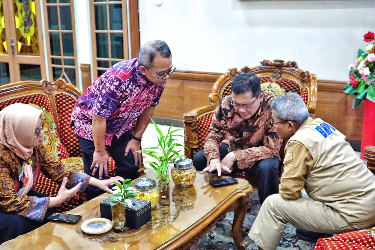 Bupati Magelang Grengseng Pamuji didampingi Anggota DPR RI Komisi VIII, Wibowo Prasetyo saat menerima bantuan dari BNPB yang diserahkan oleh Direktur Sistem Penanggulangan Bencana BNPB, Agus Wibowo.
