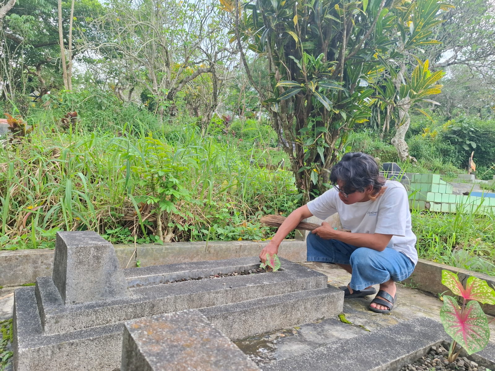 Kisah Agus Ponco, Pemuda di Kota Magelang yang Bersihkan Ratusan Makam Tak Terurus