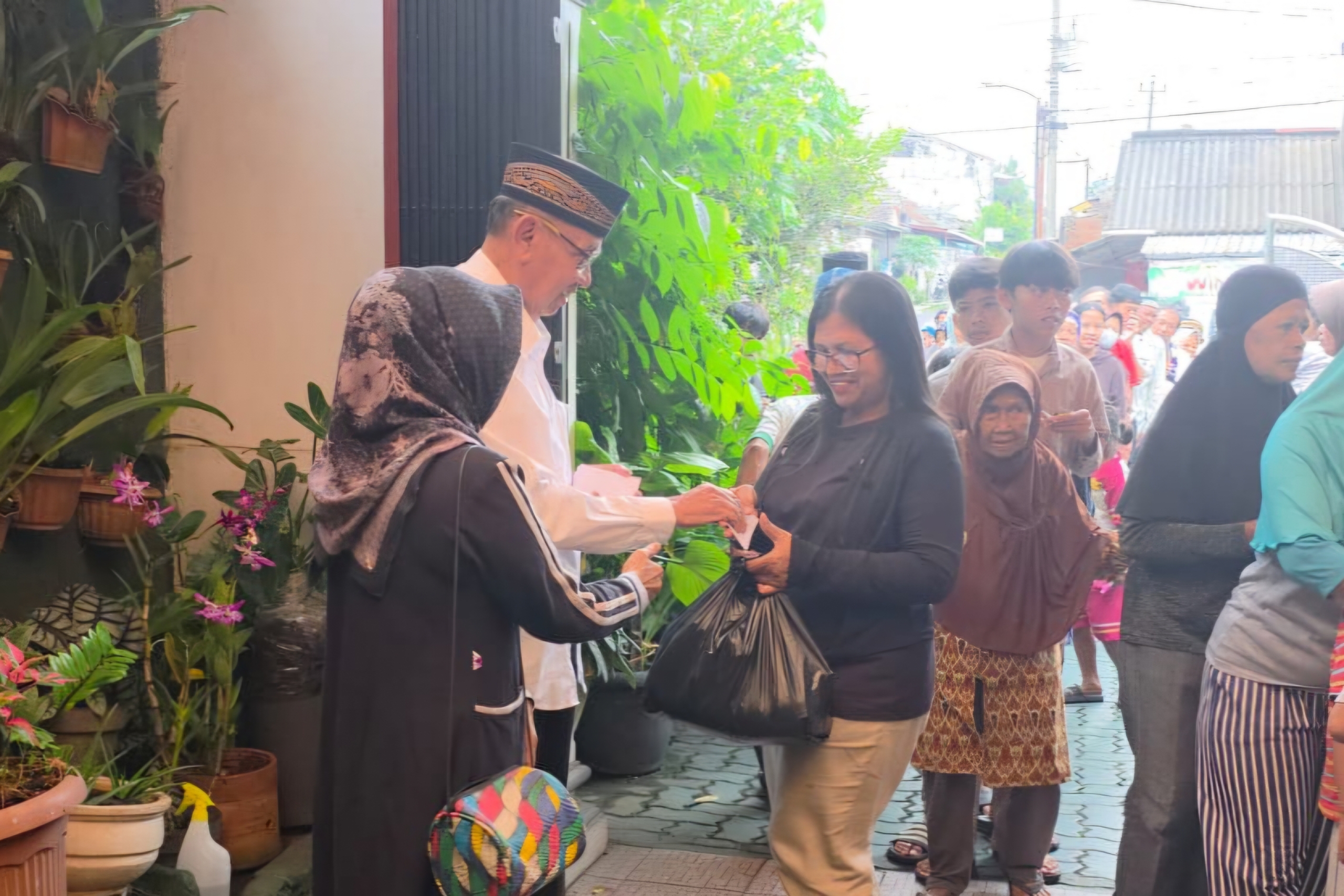 Pererat Kebersamaan saat Ramadan, Djangkung Berikan Sembako ke Tetangga di Kota Magelang