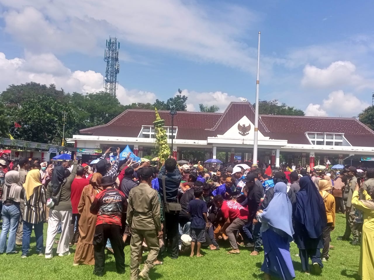 7000 Ketupat dari 7 Gunungan Diserbu Warga di Grebeg Kupat Magelang 2026