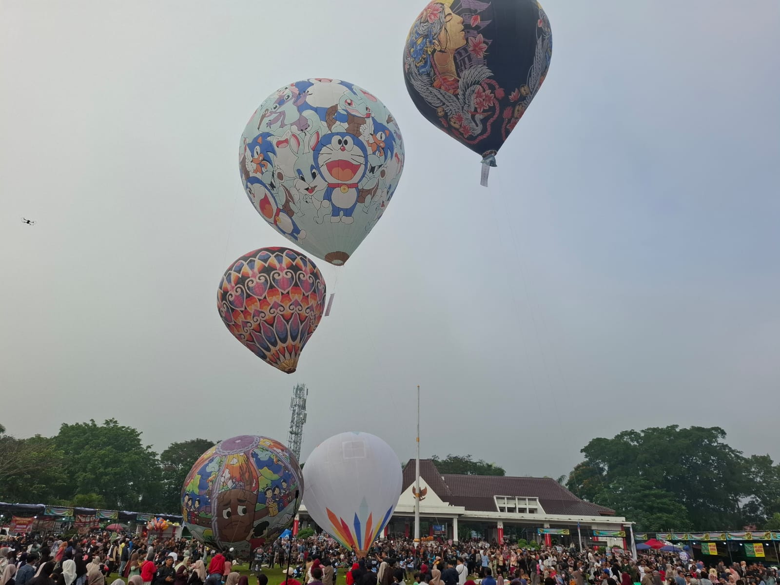 Penerbangan 5 Balon Udara Raksasa di Magelang