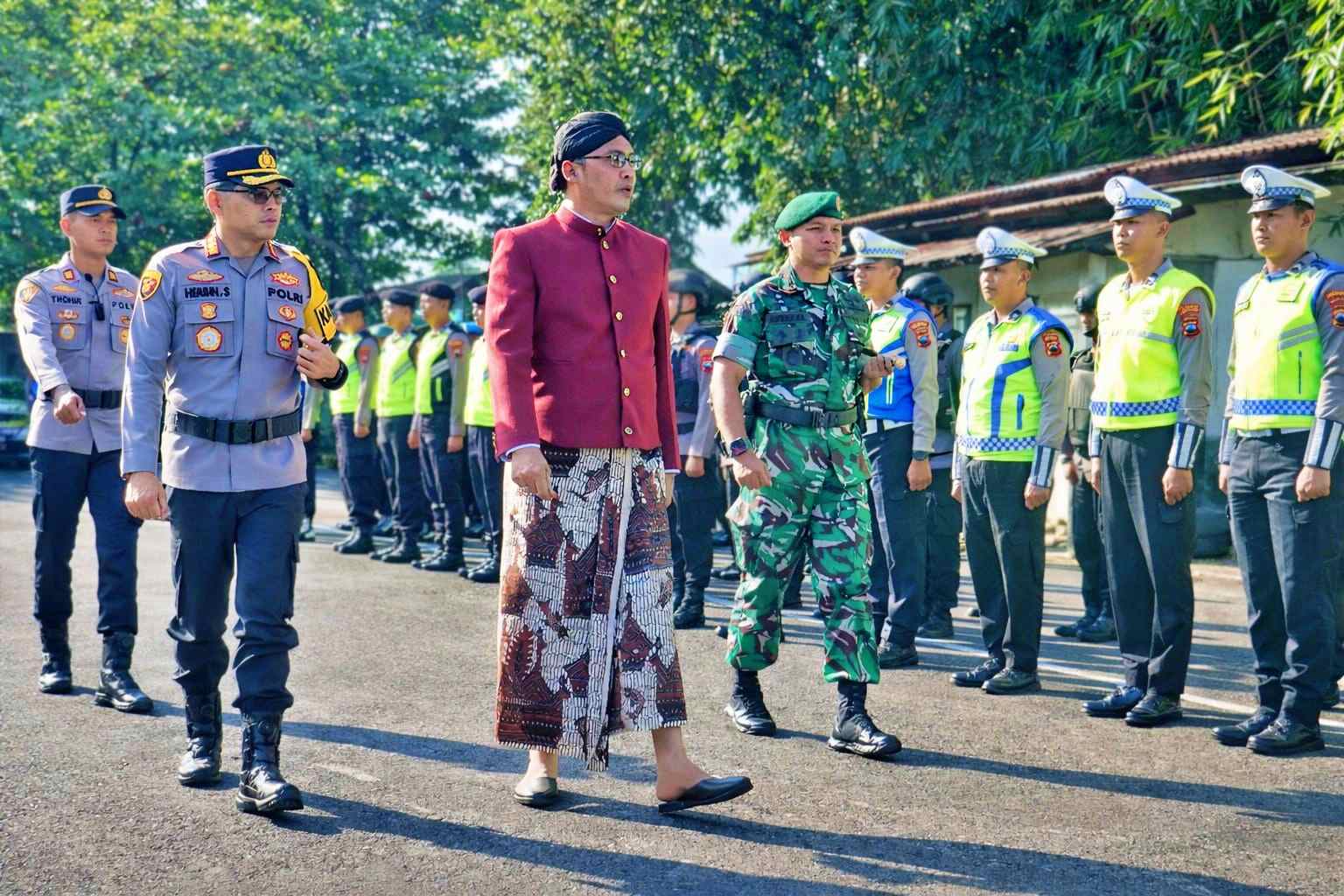 Kapolresta Magelang bersama Bupati Magelang saat cek pasukan gabukan dalam Apel Operasi Ketupat Candi 2026