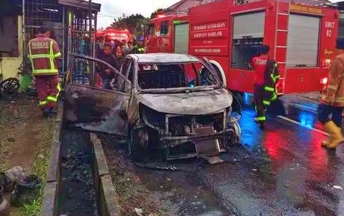 Mobil Terbakar di Magelang