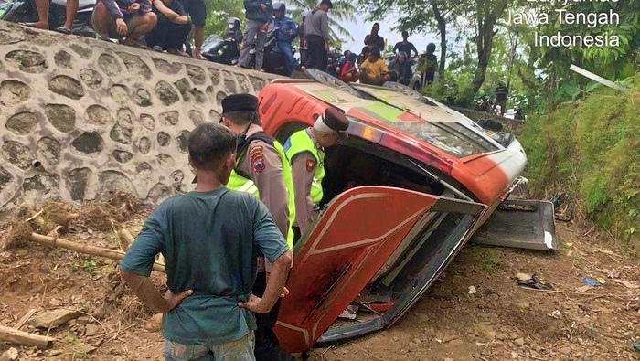 Mobil pemudik masuk ke parit