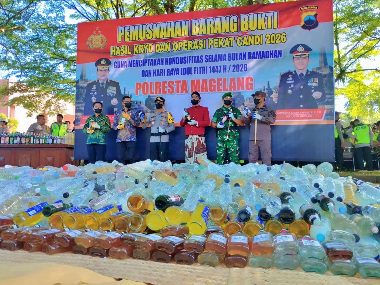 Polresta Magelang bersama jajaran Forkompimda Musnahkan Ribuan Botol Miras