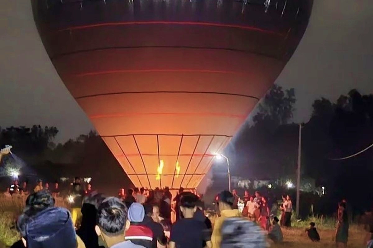 Proses penerbangan balon udara raksasa