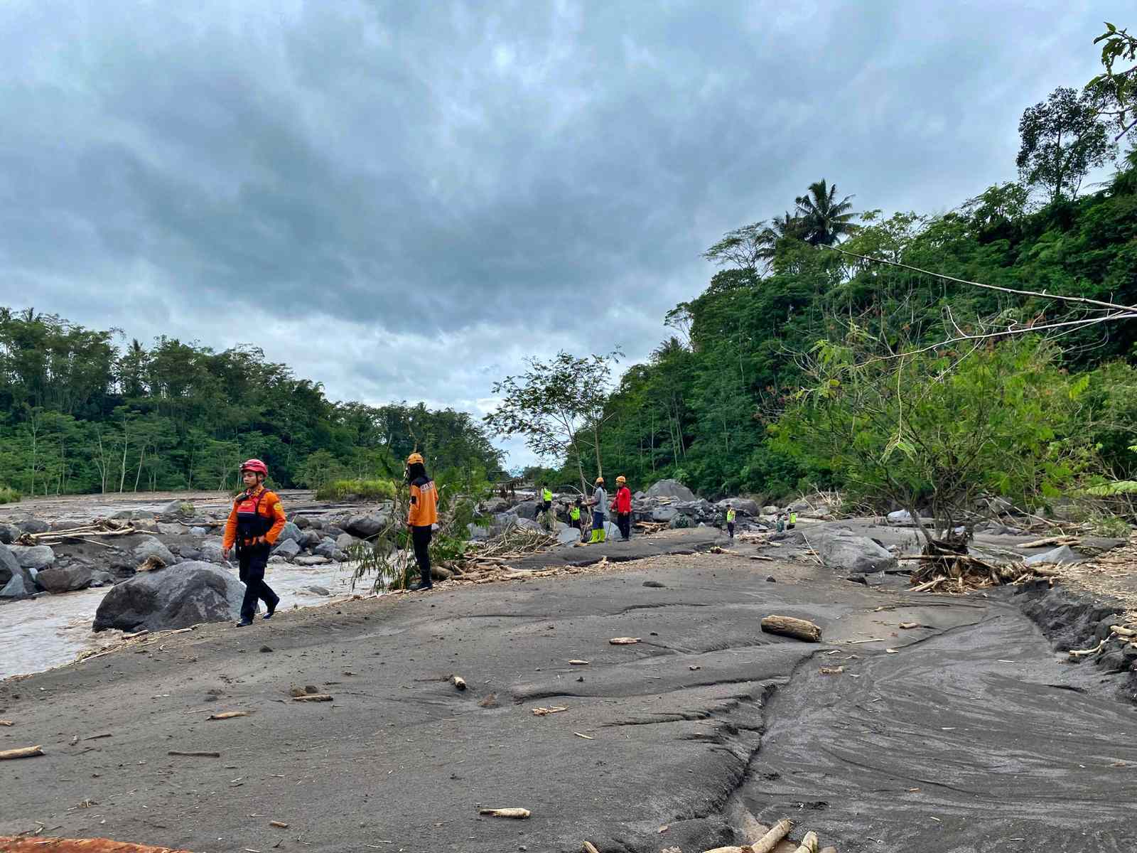 Tim SAR Terkendala Cuaca dan Material Pasir, Dua Korban Banjir Lahar Senowo Masih Hilang