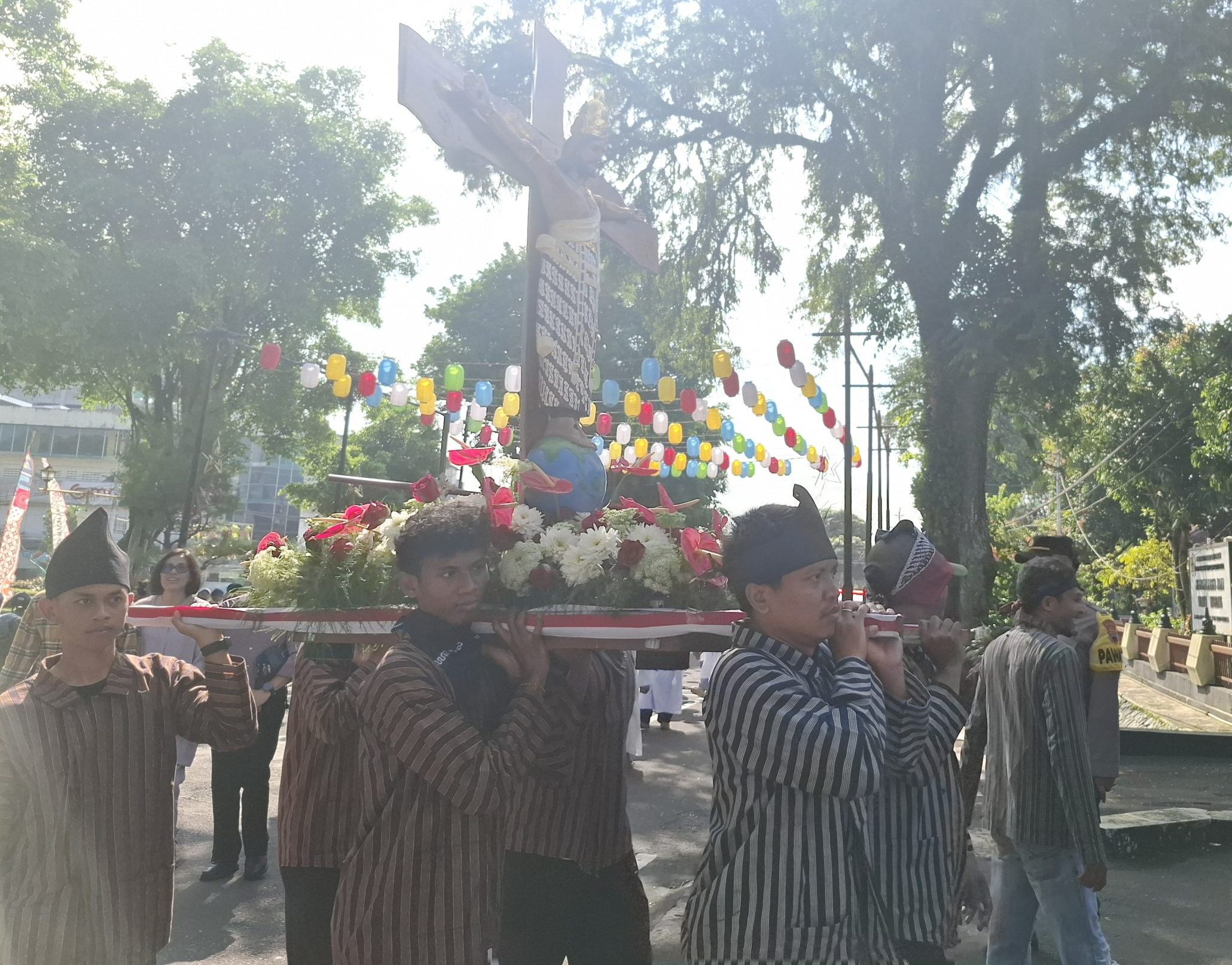 Peringatan Jumat Agung di Magelang, Ribuan Umat Katolik Ikuti Kirab Salib