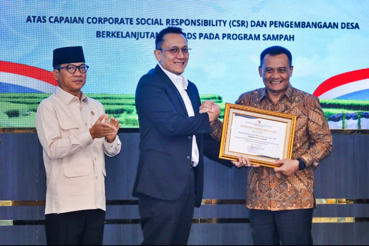 Ahmad Luthfi Terima Penghargaan Program Pengelolaan Sampah dari Kemendes PDT