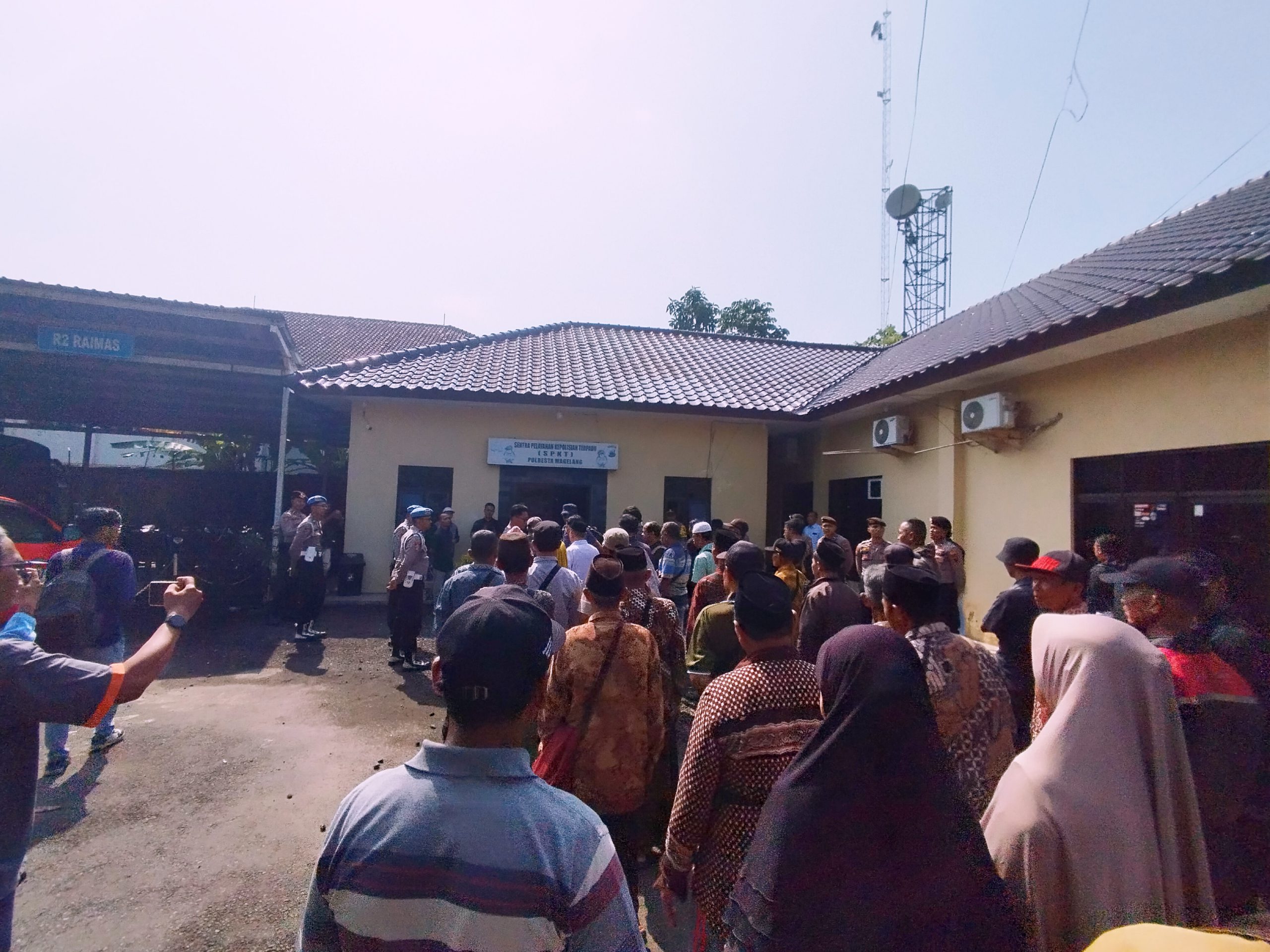 Warga Sambeng Saat di Depan Gedung SPKT Polresta Magelang