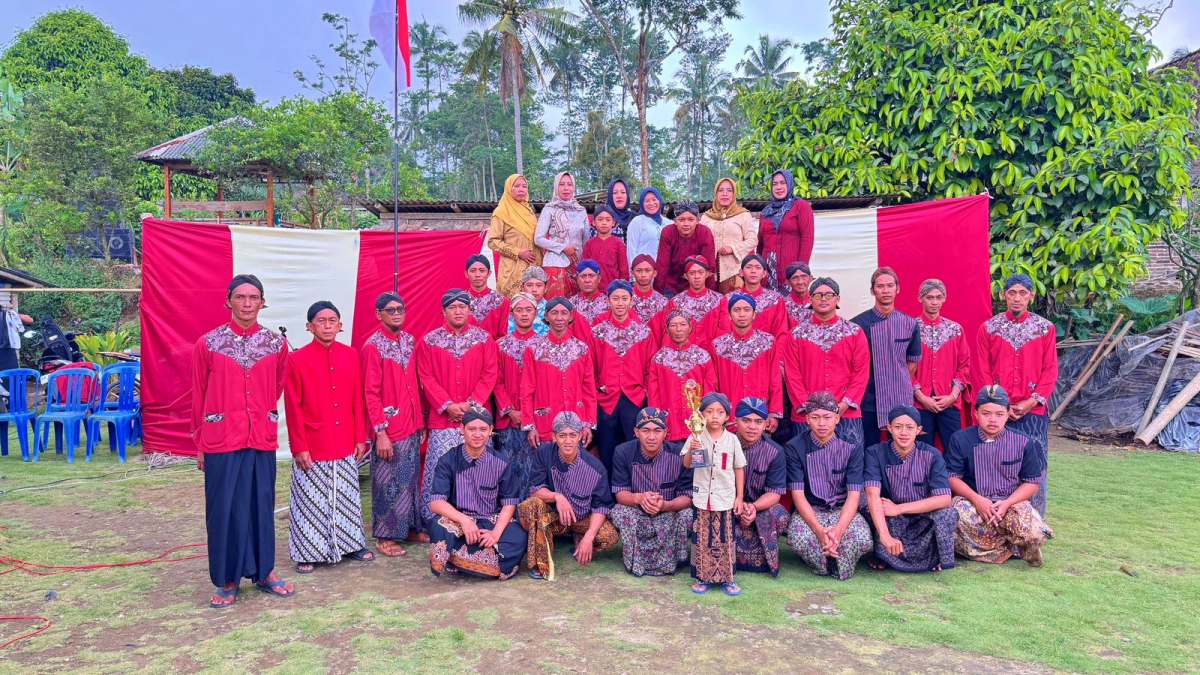 Inspiratif! Kaum Pria di Magelang Hormati Kartini Lewat Upacara dan Merpati Tinggian