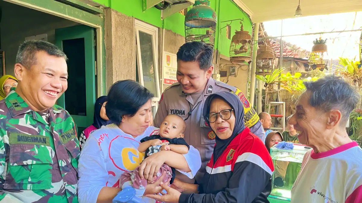 Lurah Peterongan Ermawati menggendong bayi berusia 6 bulan yang ditemukan di tempat cucian yang berada di rumah warga