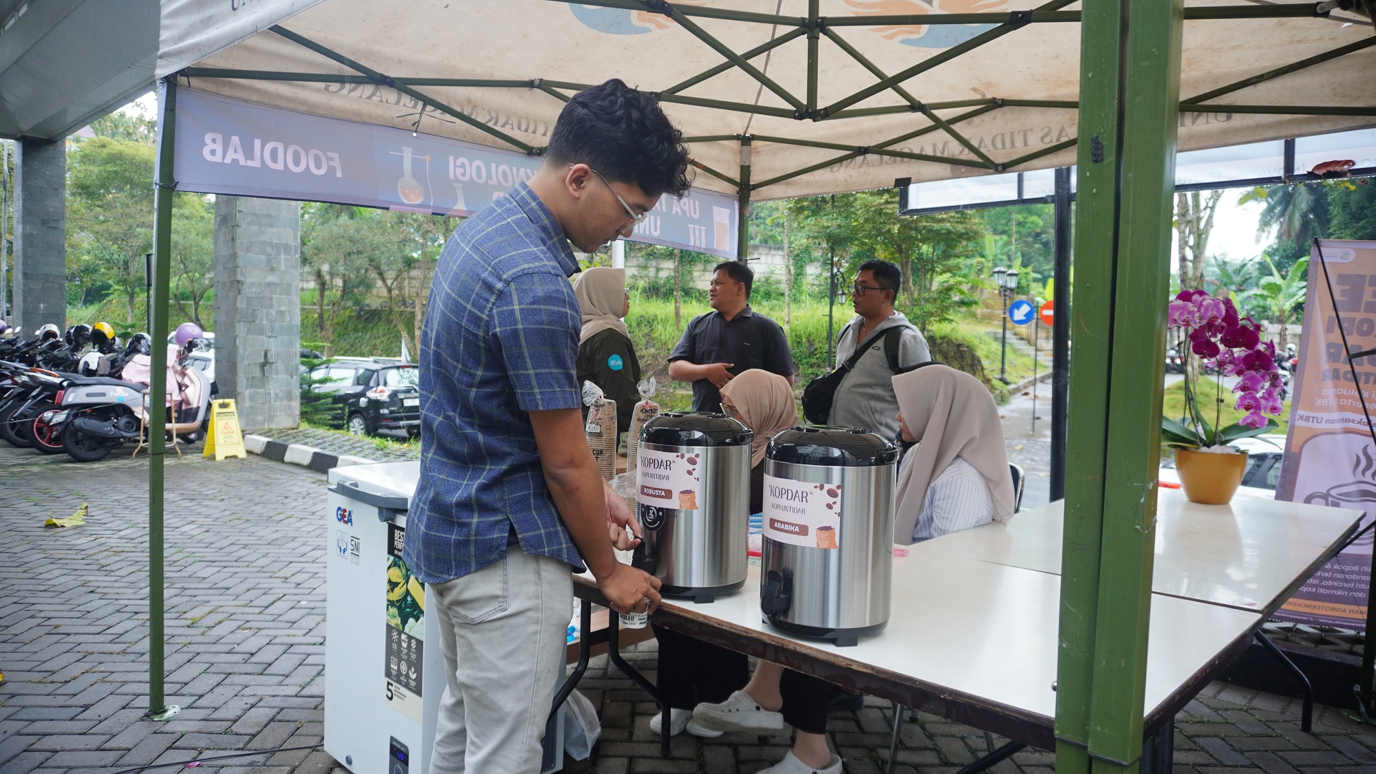 Untidar Magelang Bagikan Kopi Gratis Bagi Pendamping Peserta UTBK-SNBT 2026