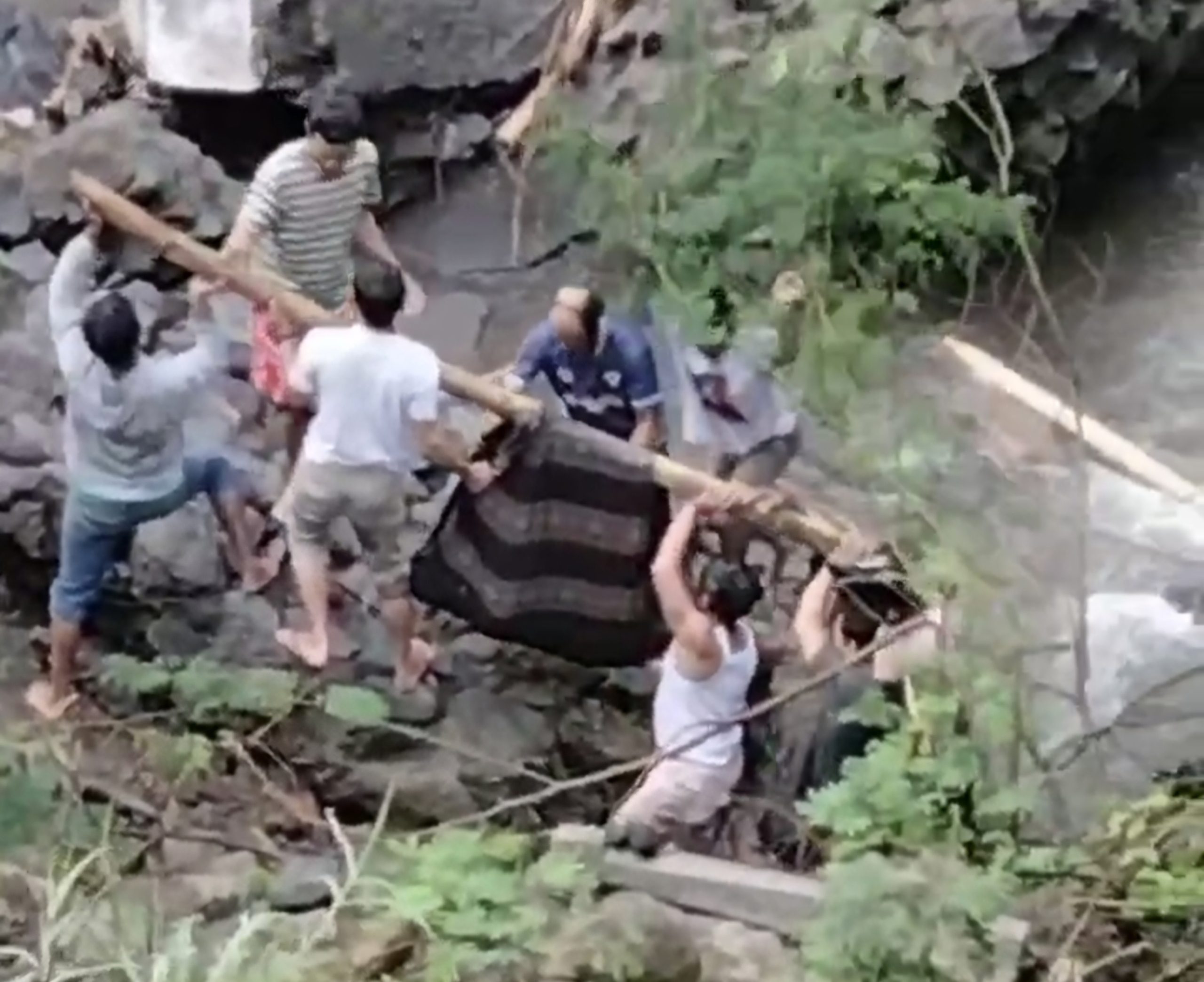 Seorang Lansia Jatuh dari Jembatan Kepil Dukun Magelang, Kini Dirawat di Rumah Sakit