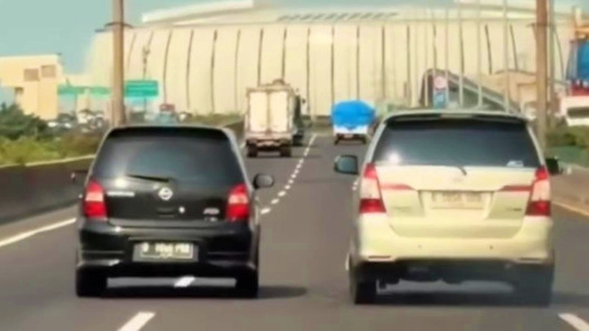 Tangapan layar video viral dua mobil cekcok di jalan raya