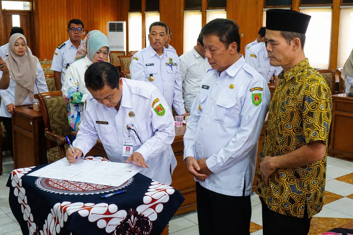 Wakil Bupati Magelang Sahid didampingi Kepala Disdukcapil Kabupaten Magelang Raden Anta Murpuji Antaka saat memimpin bimbingan teknis pengelolaan informasi administrasi kependudukan