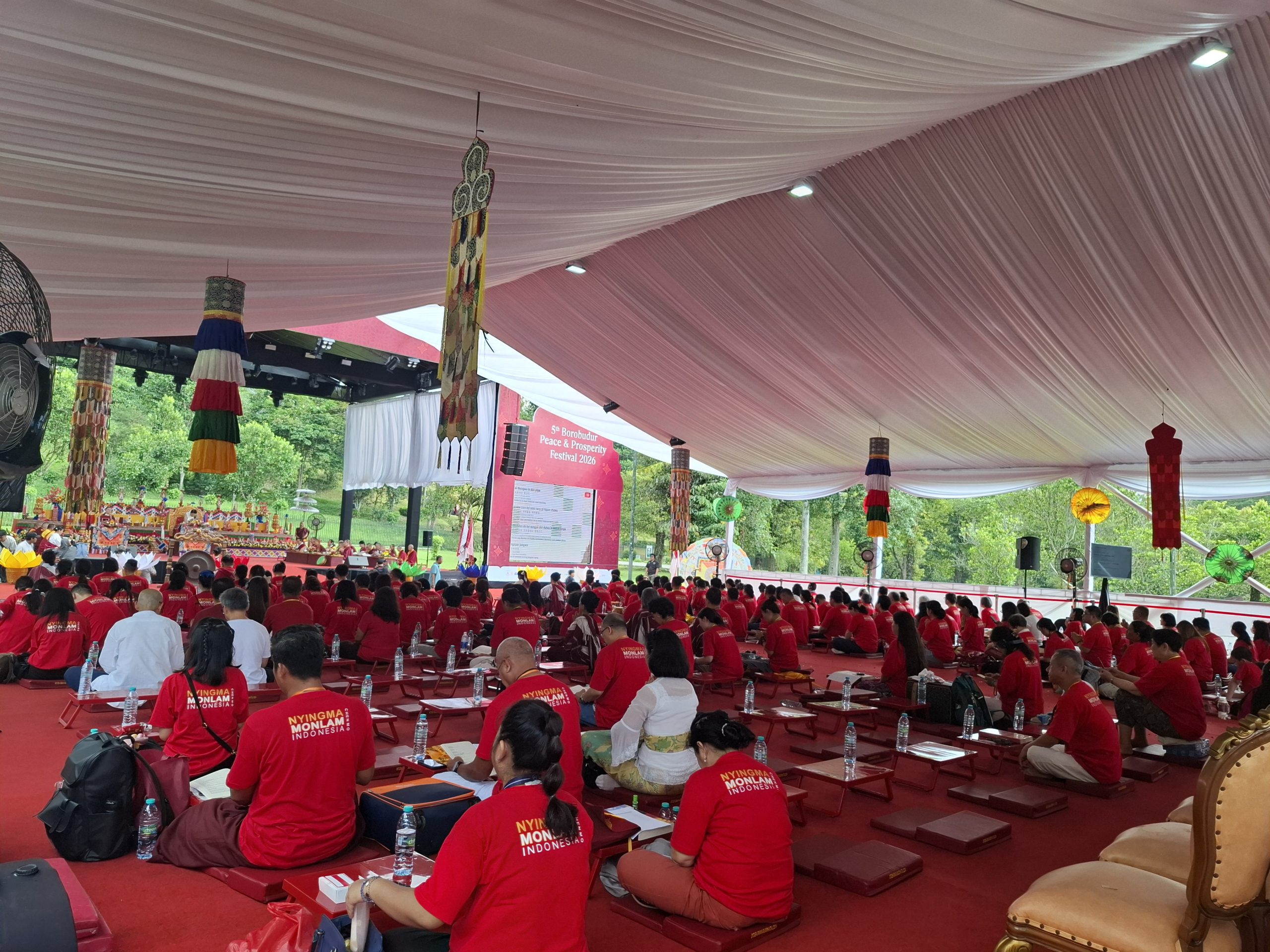 Ratusan Umat Buddha Berdoa untuk Perdamaian Dunia di Candi Borobudur