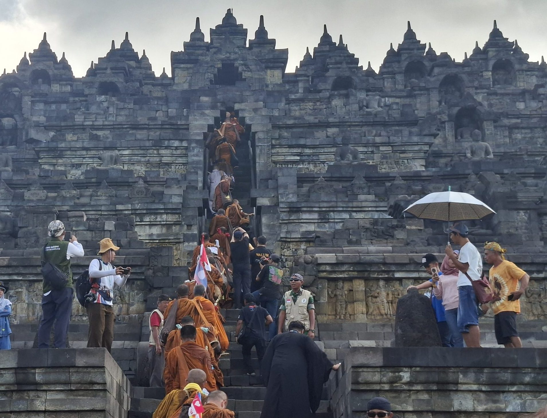 Biksu Peserta Indonesia Walk for Peace Tiba di Candi Borobudur