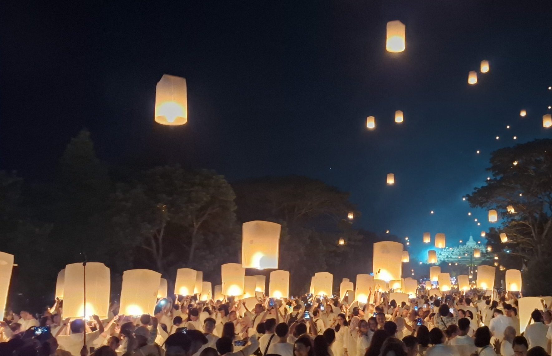 Waisak 2026, Langit Borobudur Diwarnai Ribuan Lampion