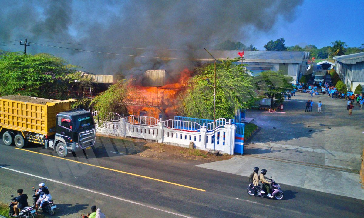 Api Mengamuk di Parkiran PT Arami Jaya Grabag, Asap Hitam Picu Kepanikan_foto ist