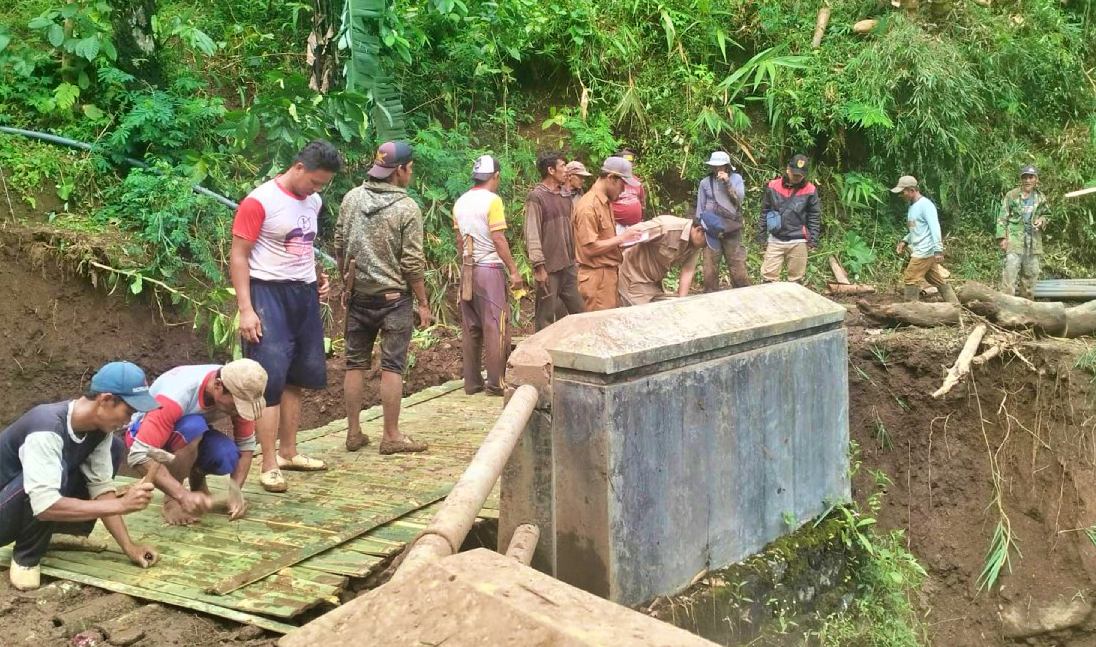 Banjir Bandang Putus Jembatan Dlimas di Grabag Magelang, Akses Ekonomi Warga Lumpuh