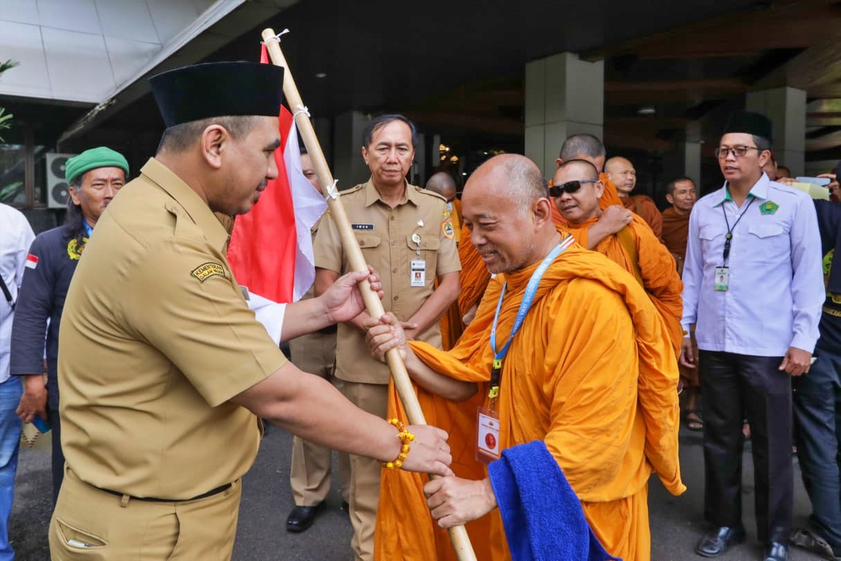 Bikkhu Thudong 2026 Temui Taj Yasin di Semarang, Bawa Misi Perdamaian