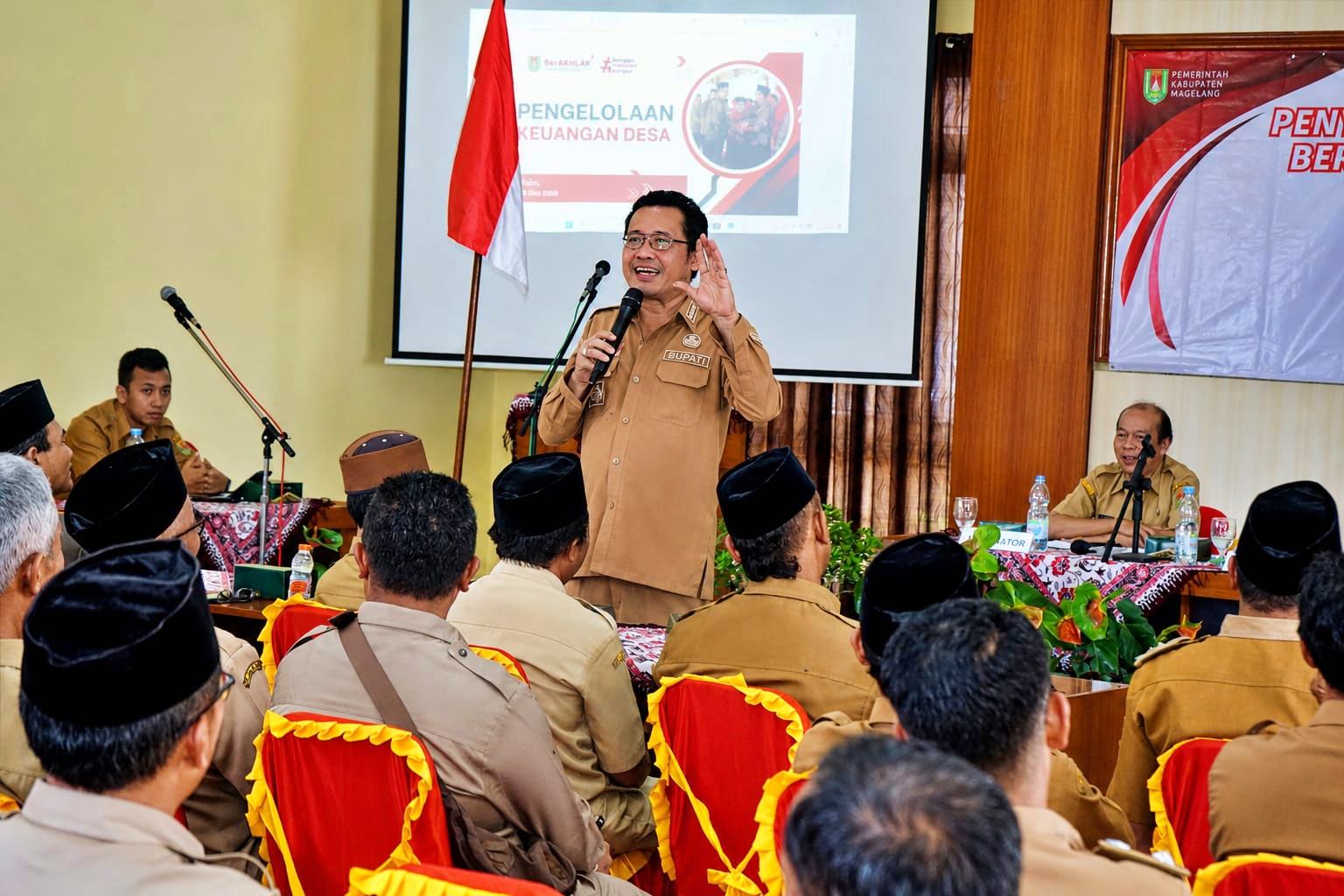 Bupati Magelang Grengseng Pamuji bersama jajaran Forkopimda saat memberikan arahan pada peserta Rakor penyelenggaraan pemerintahan desa di Kecamatan Pakis