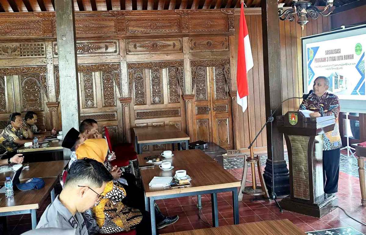 Bupati Magelang yang diwakili Pelaksana Harian (Plh) Sekretaris Daerah David Rudianto menyampaikan paparan Program 3 Juta Rumah di Kabupaten Magelang
