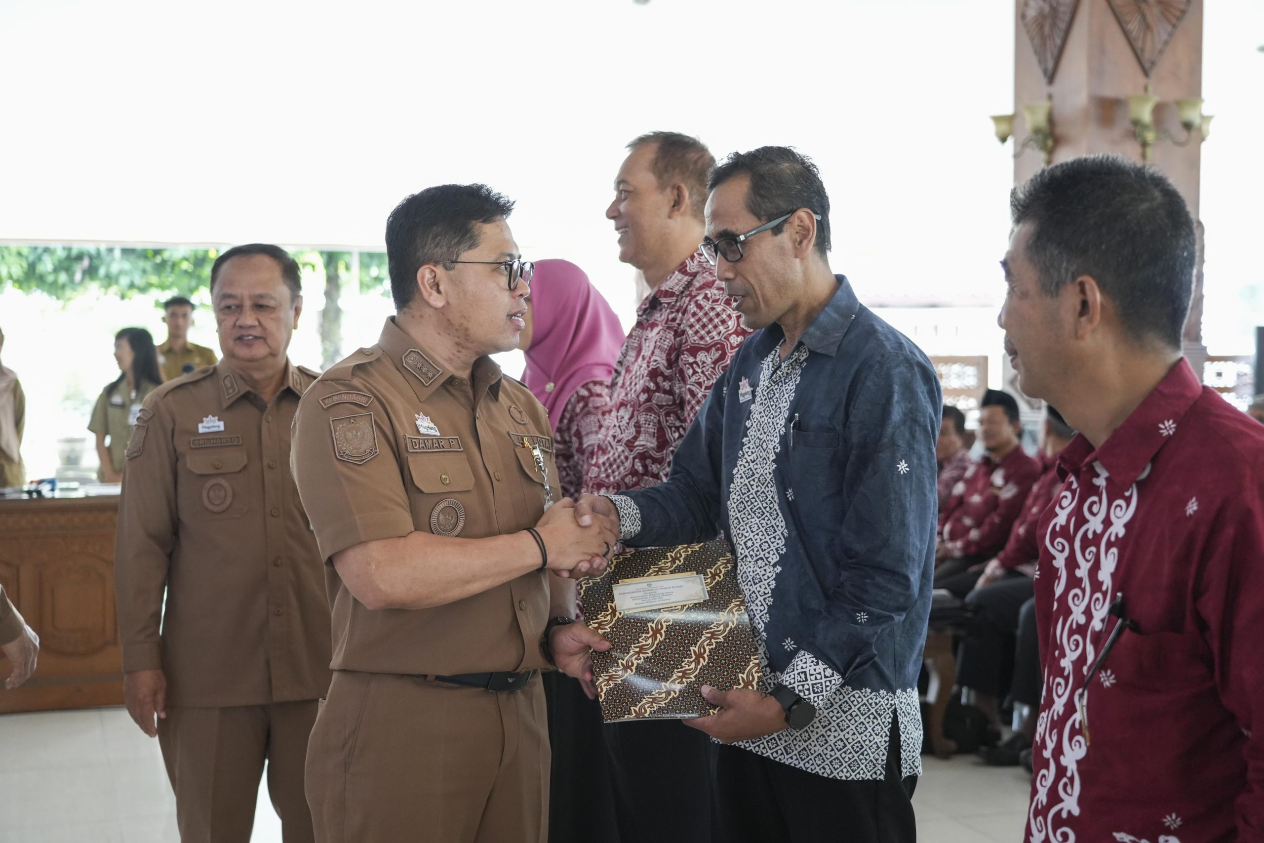 Pemkot Magelang Serahkan Honorarium ke 1.222 Ketua RT dan RW