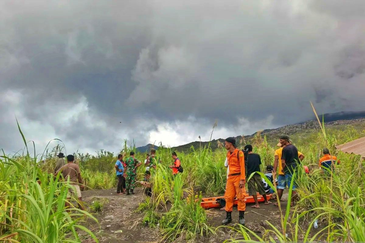 Evakuasi Korban Erupsi Gunung Dukono yang Memakan Korban Jiwa